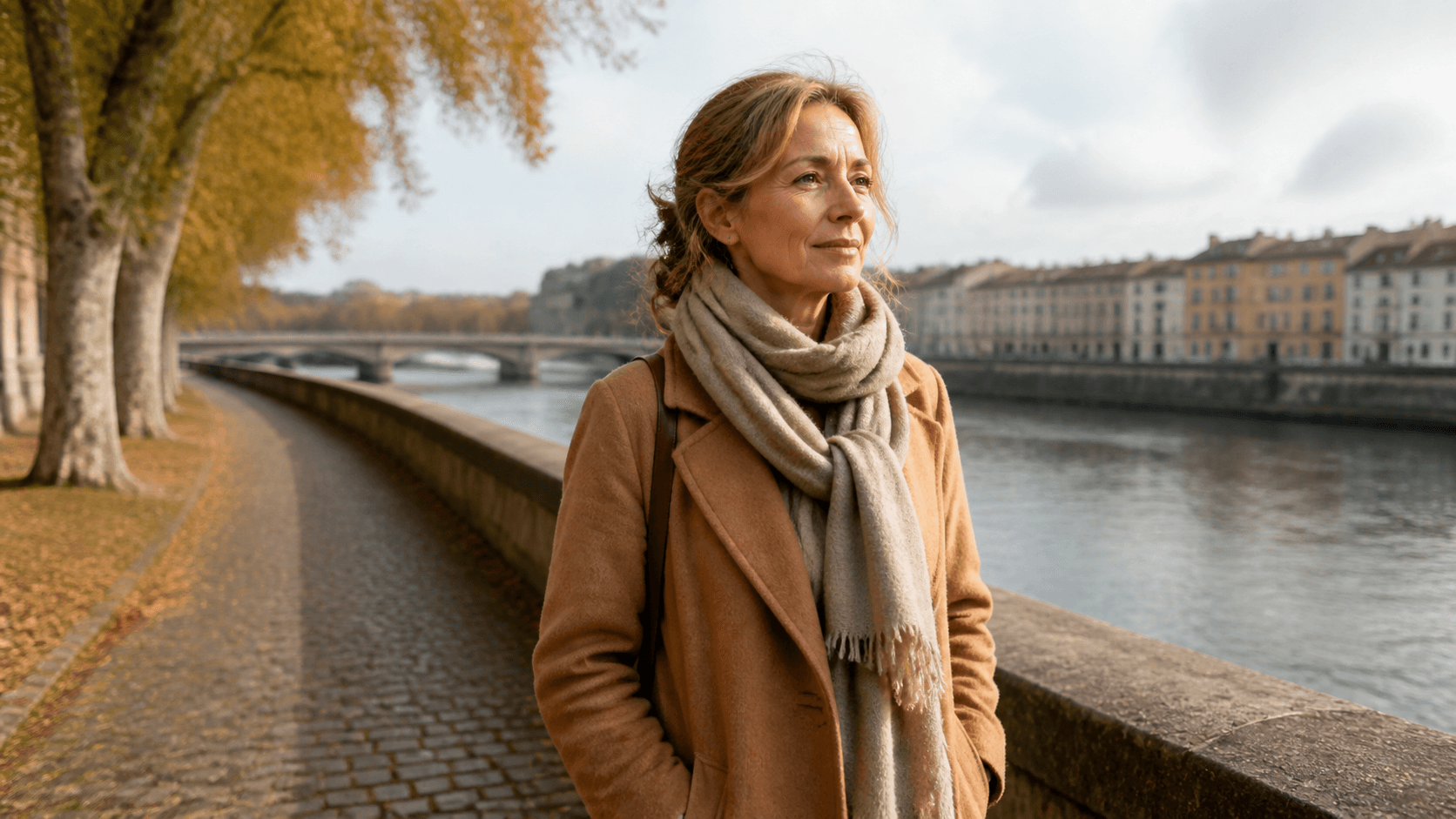 Eine Frau geht nachdenklich an einem Fluss entlang
